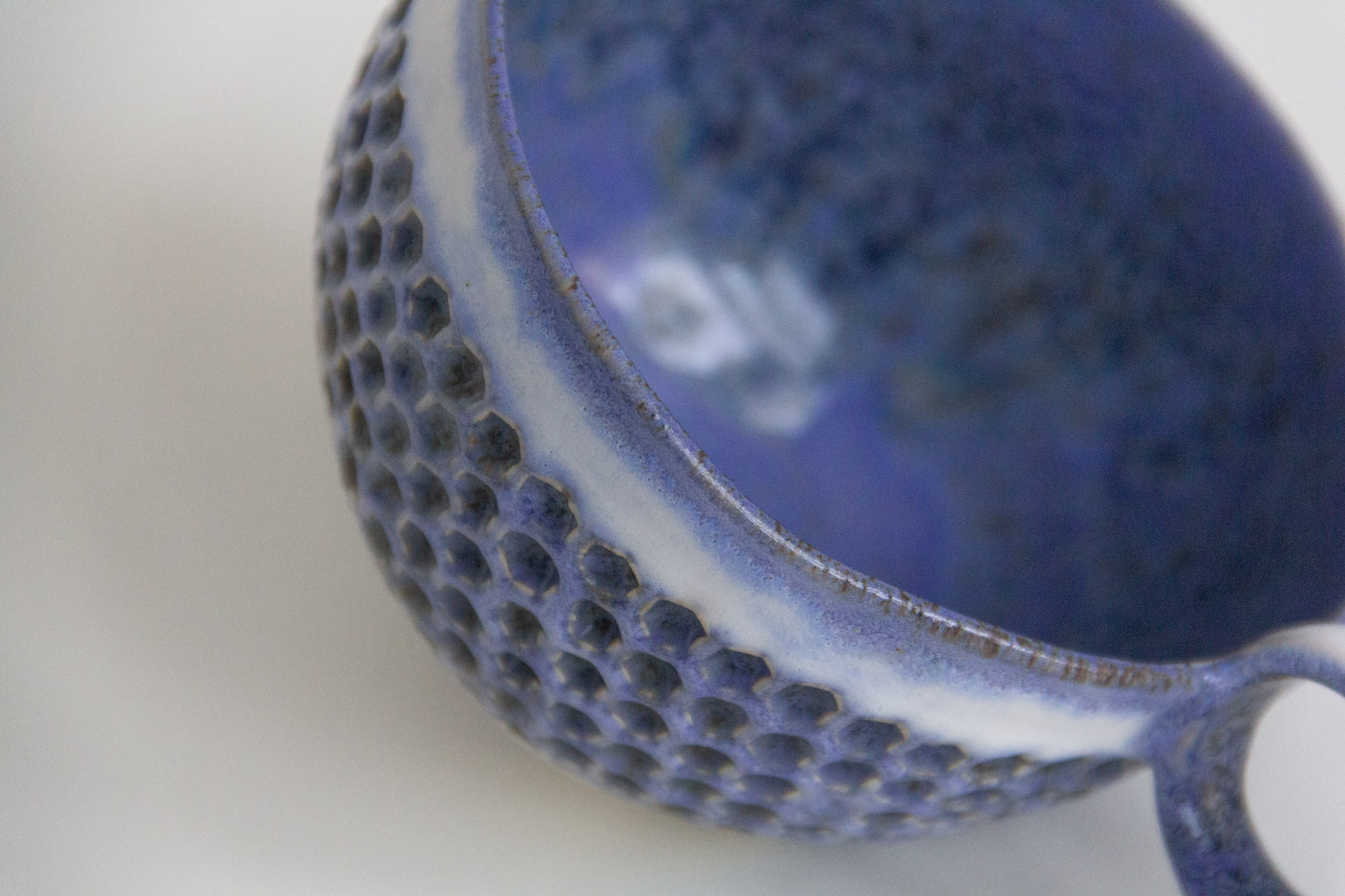 Kubek ceramiczny w kolorze granatowo-białym