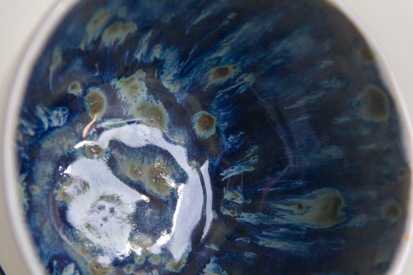 Mug en céramique bleu marine et blanc à pois