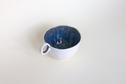 Kubek ceramiczny w kolorze granatowo-białym z plamkami