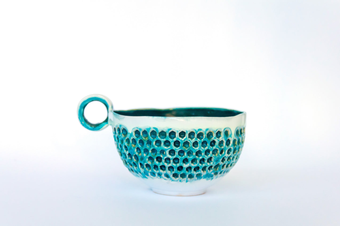 Kubek ceramiczny ze wzorem w kolorze biało-zielonym