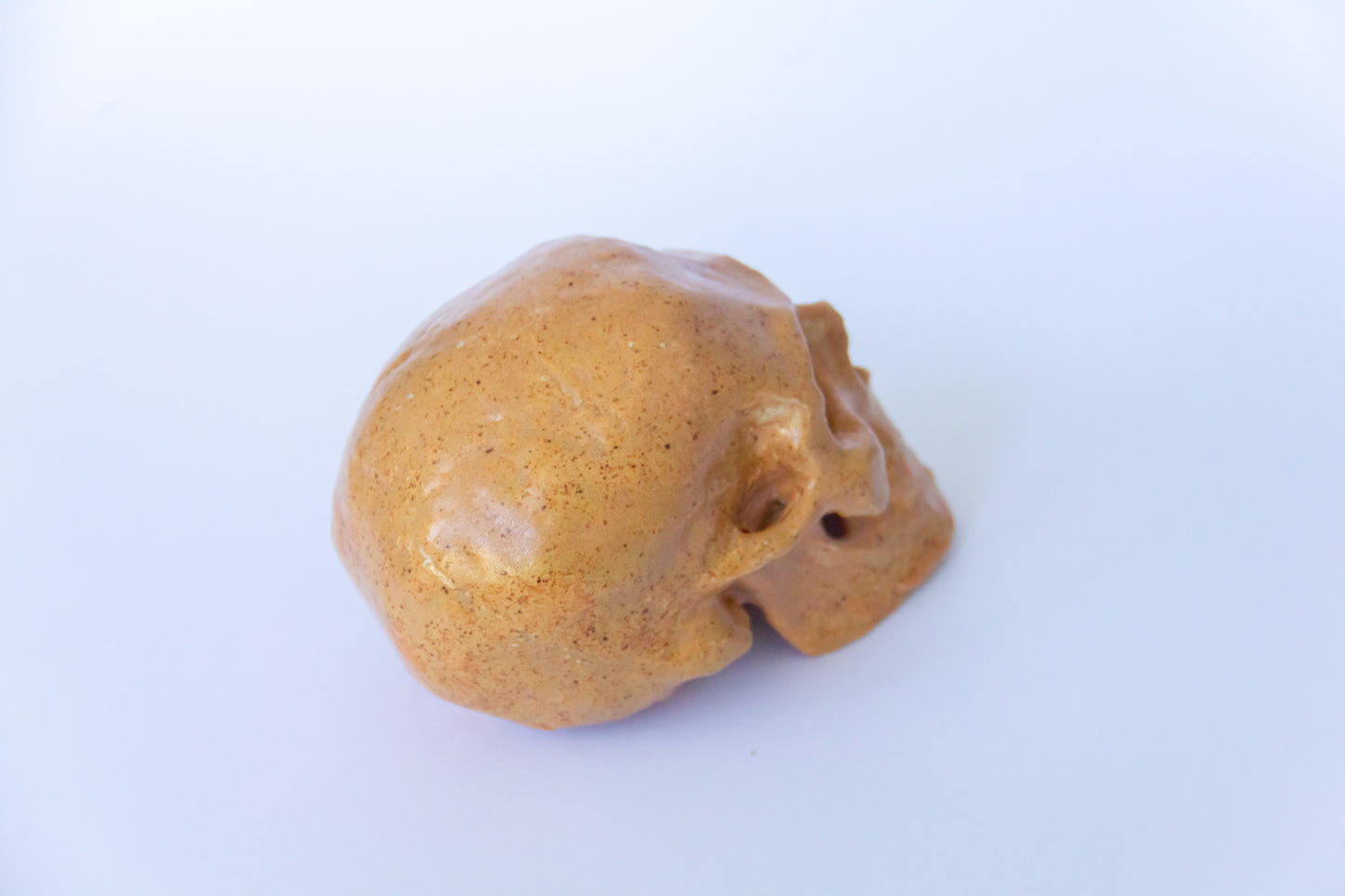 Czaszka ceramiczna w brązowym kolorze z kropkami