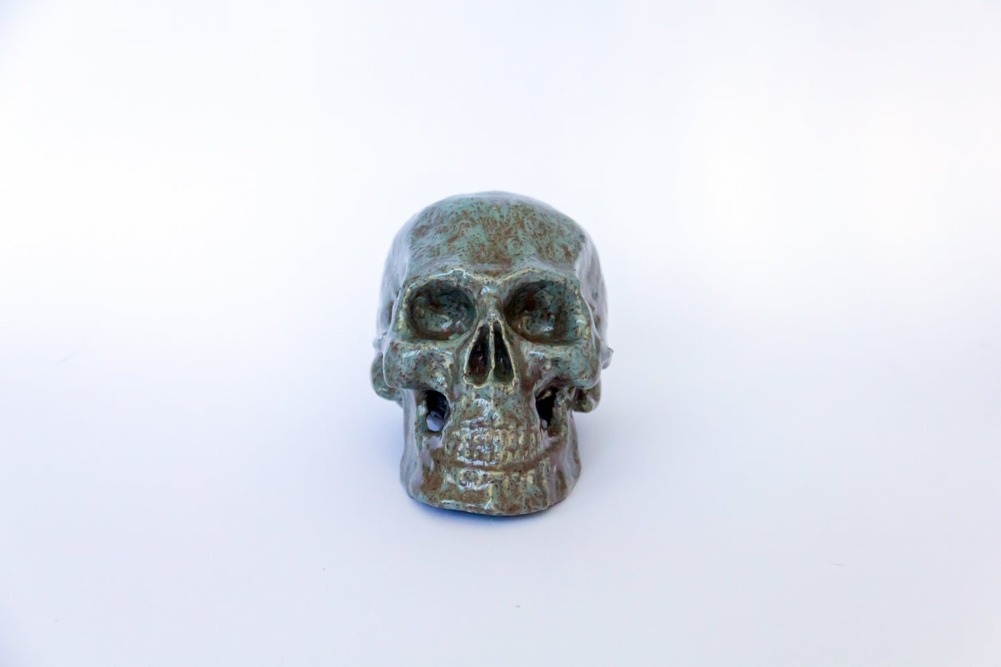 Crâne en céramique verte à pois
