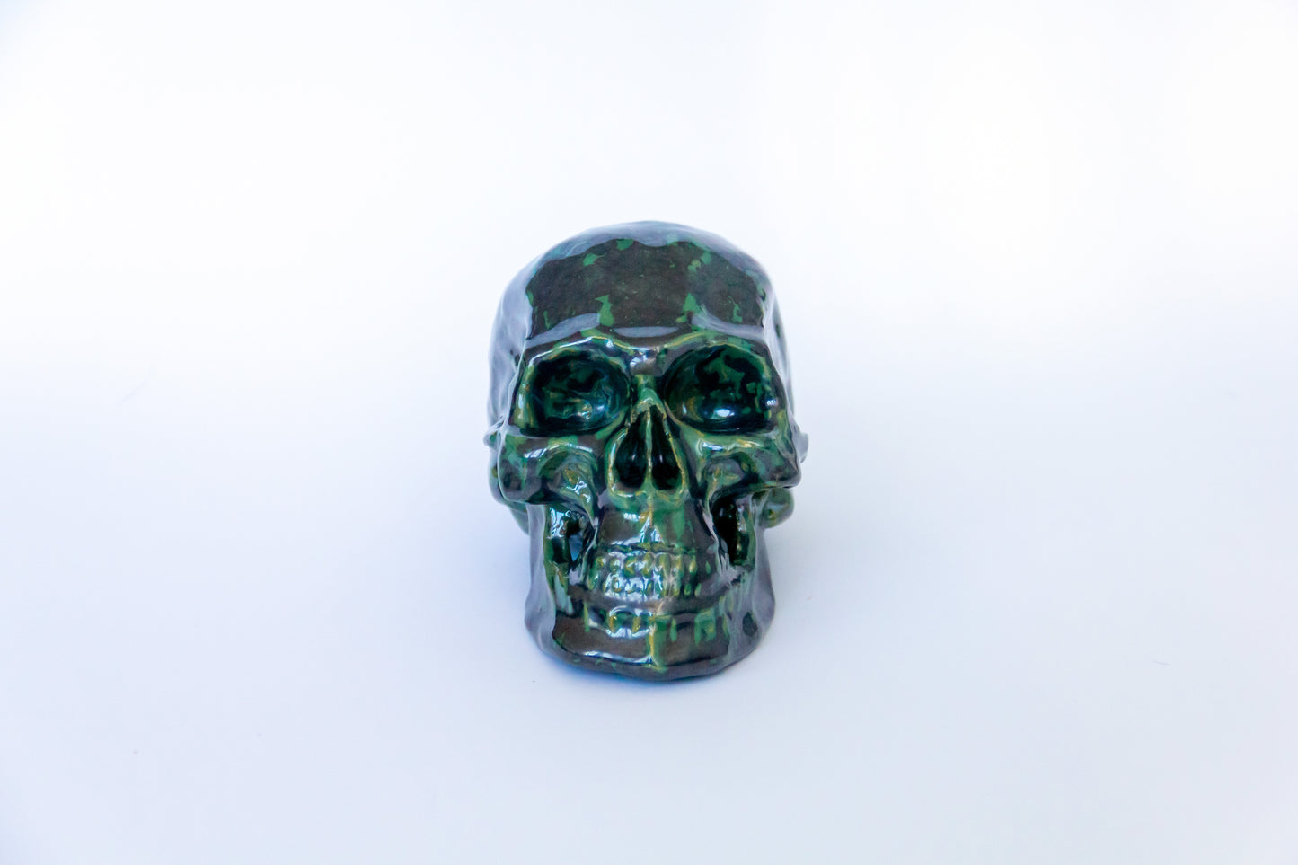 Czaszka ceramiczna w czarno-zielonym kolorze