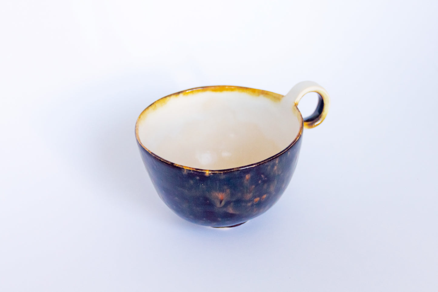 Kubek ceramiczny w kolorze beżowo-brązowym