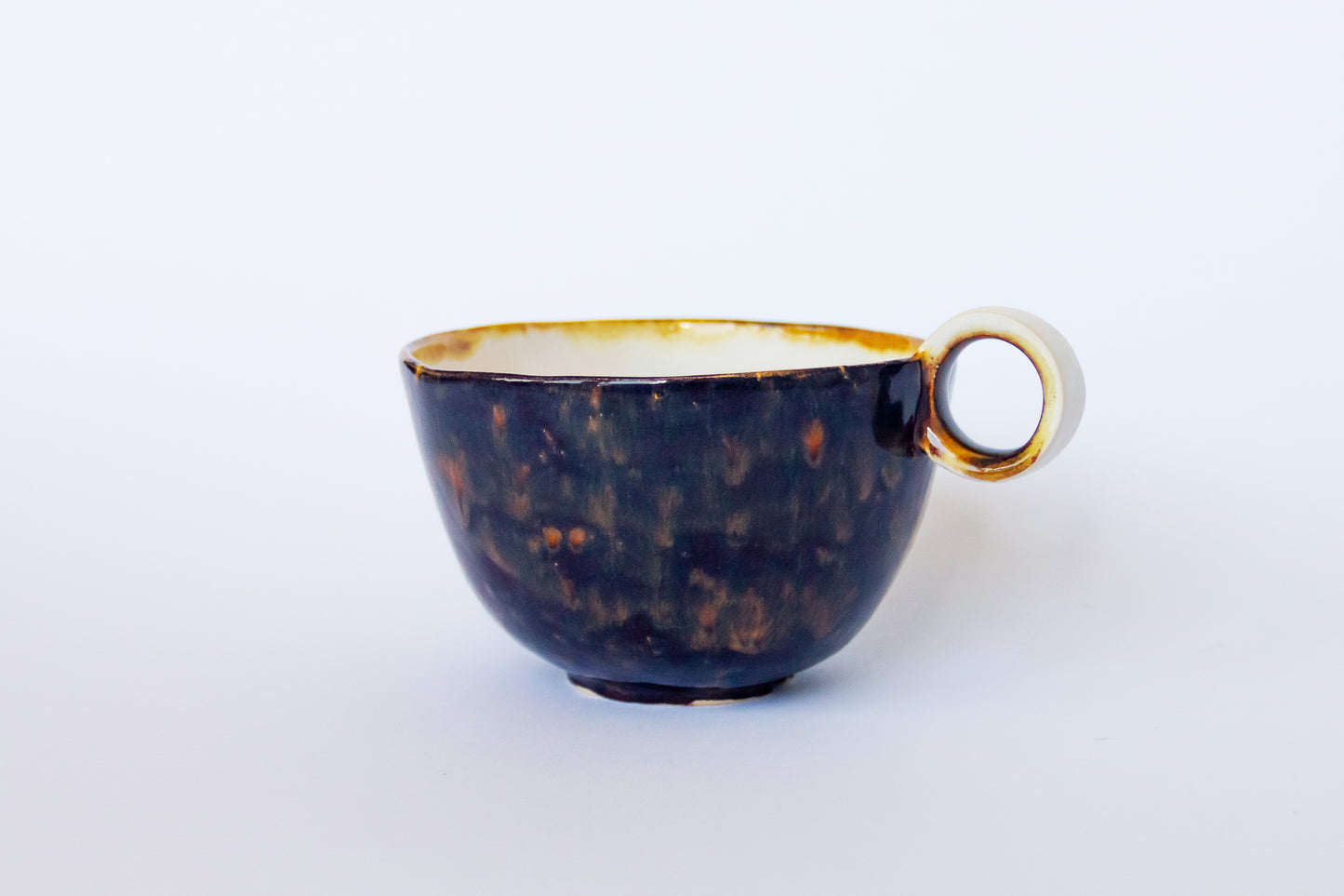 Kubek ceramiczny w kolorze beżowo-brązowym