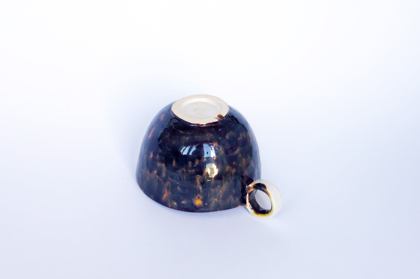 Kubek ceramiczny w kolorze beżowo-brązowym