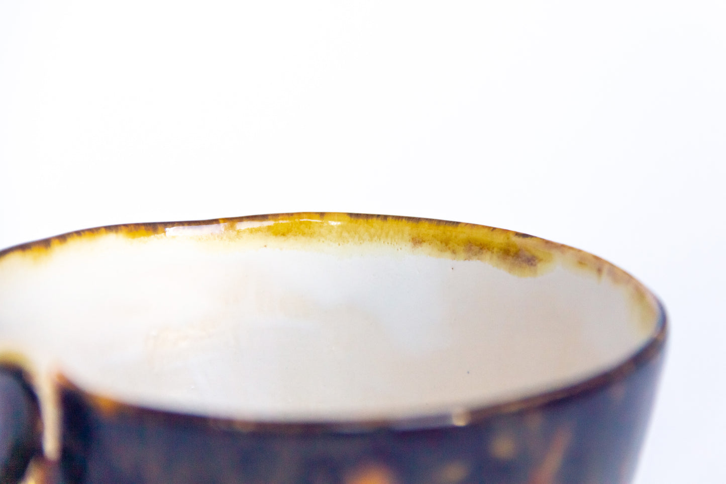 Kubek ceramiczny w kolorze beżowo-brązowym