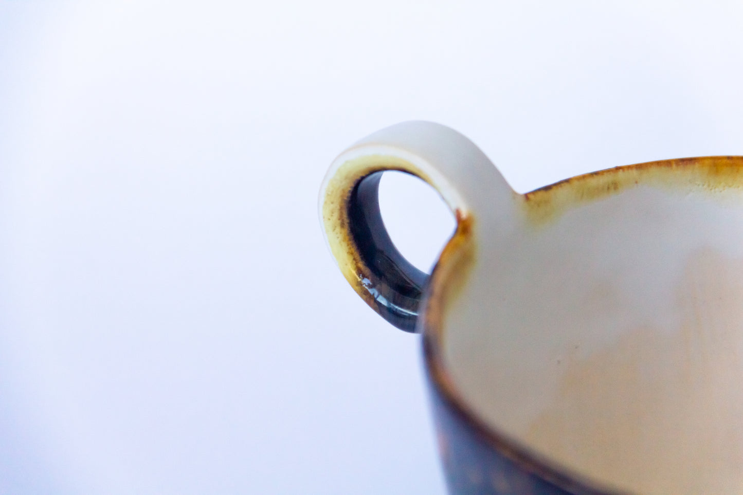 Kubek ceramiczny w kolorze beżowo-brązowym