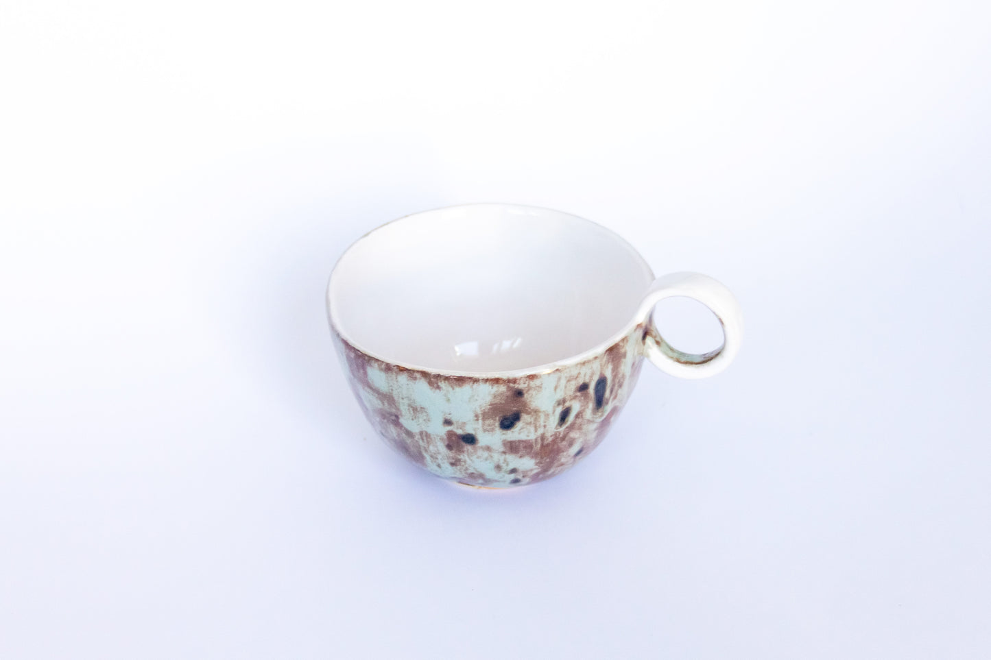 Kubek ceramiczny w kolorze biało-brązowym z plamkami