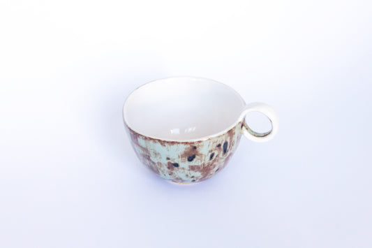 Kubek ceramiczny w kolorze biało-brązowym z plamkami
