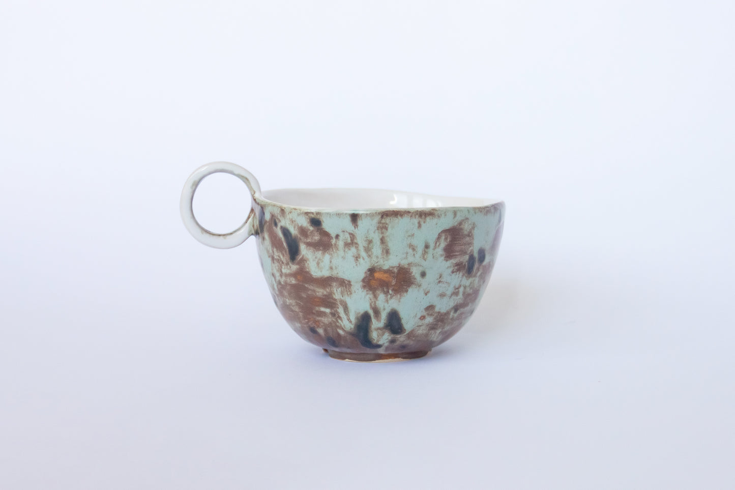 Kubek ceramiczny w kolorze biało-brązowym z plamkami