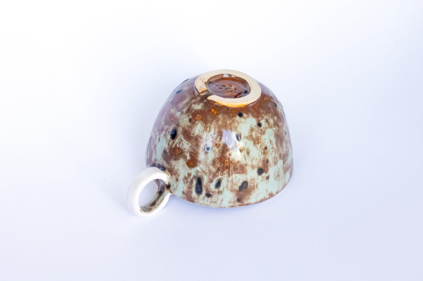 Kubek ceramiczny w kolorze biało-brązowym z plamkami