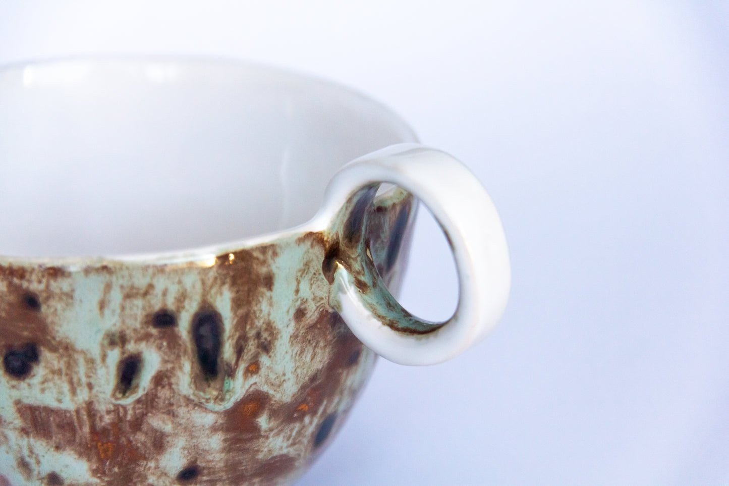 Kubek ceramiczny w kolorze biało-brązowym z plamkami