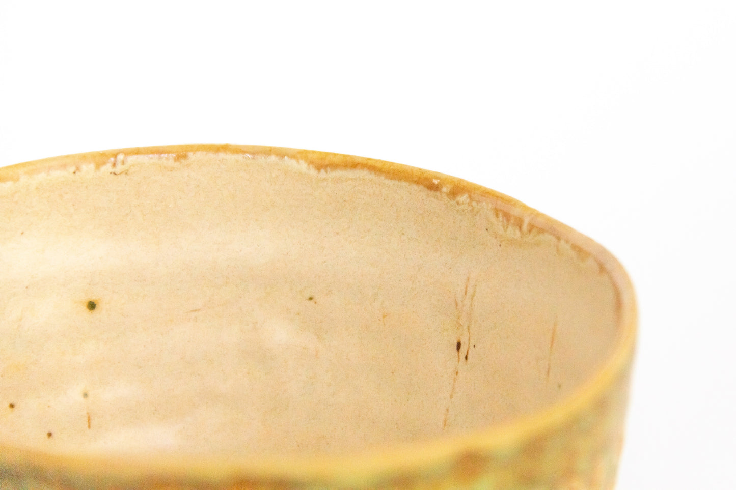 Kubek ceramiczny ze wzorem w kolorze beżowo-zielonym z plamkami