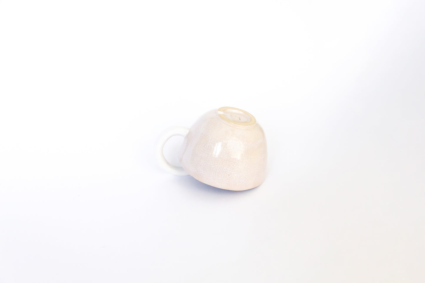 Kubek ceramiczny w kolorze biało-zielonym z kropkami