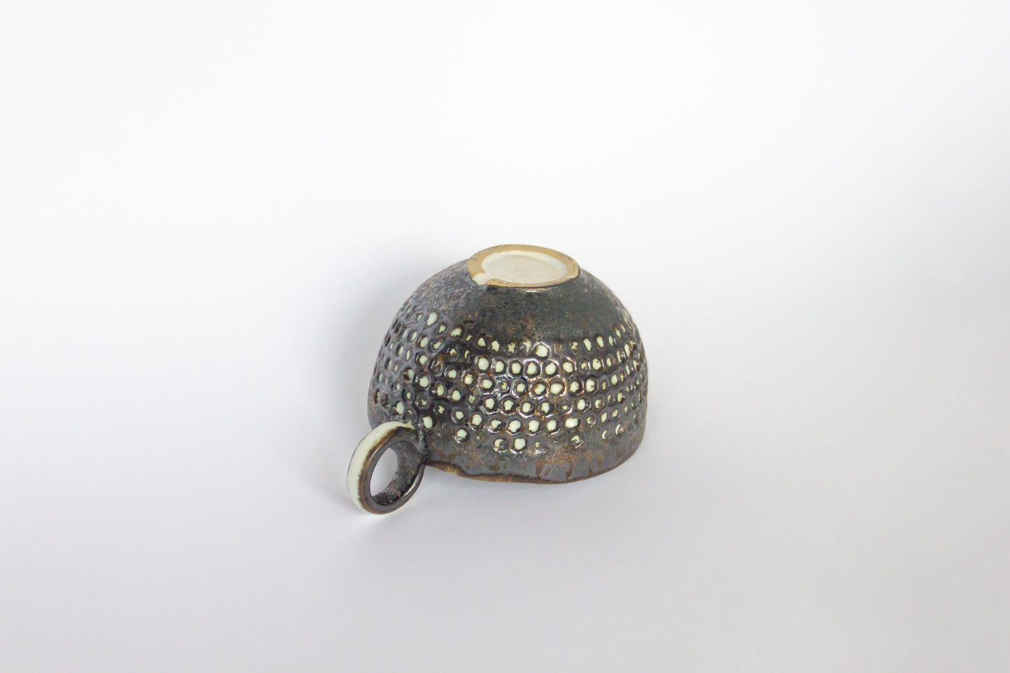 Kubek ceramiczny w kolorze brązowo-białym