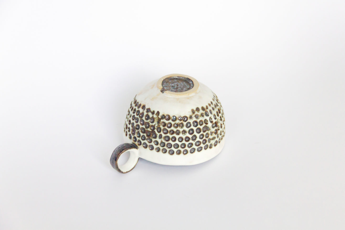 Kubek ceramiczny w kolorze biało-brązowym