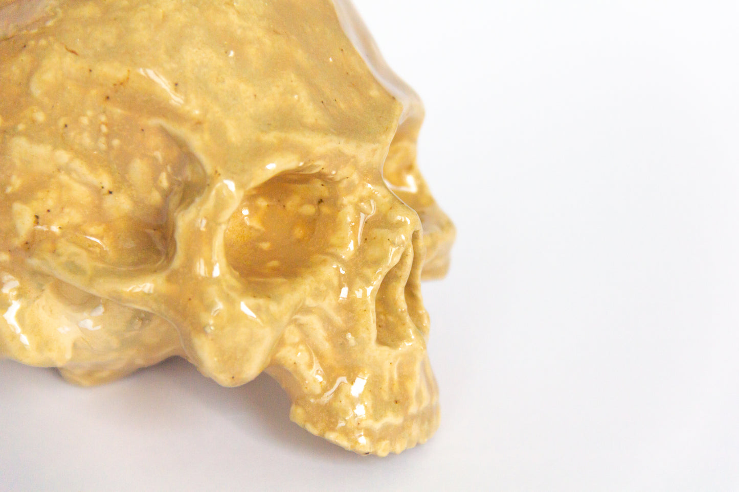 Czaszka ceramiczna w beżowym kolorze