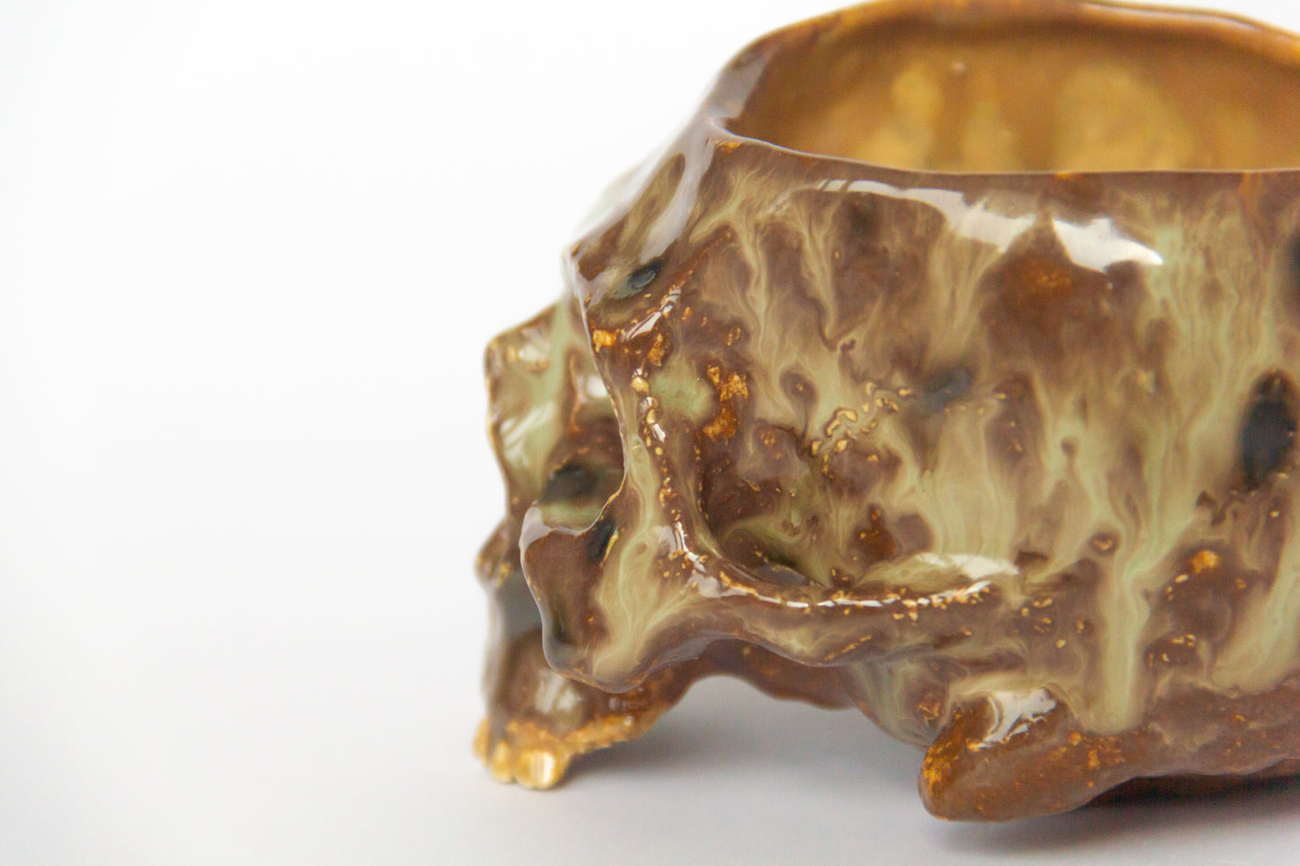 Czaszka-szkatułka w kolorze brązowym z plamkami