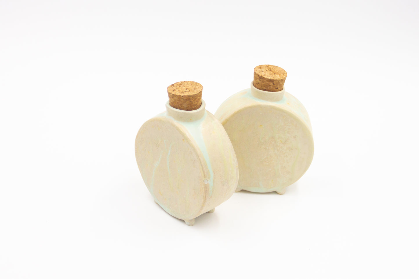 Butelka ceramiczna w białym kolorze