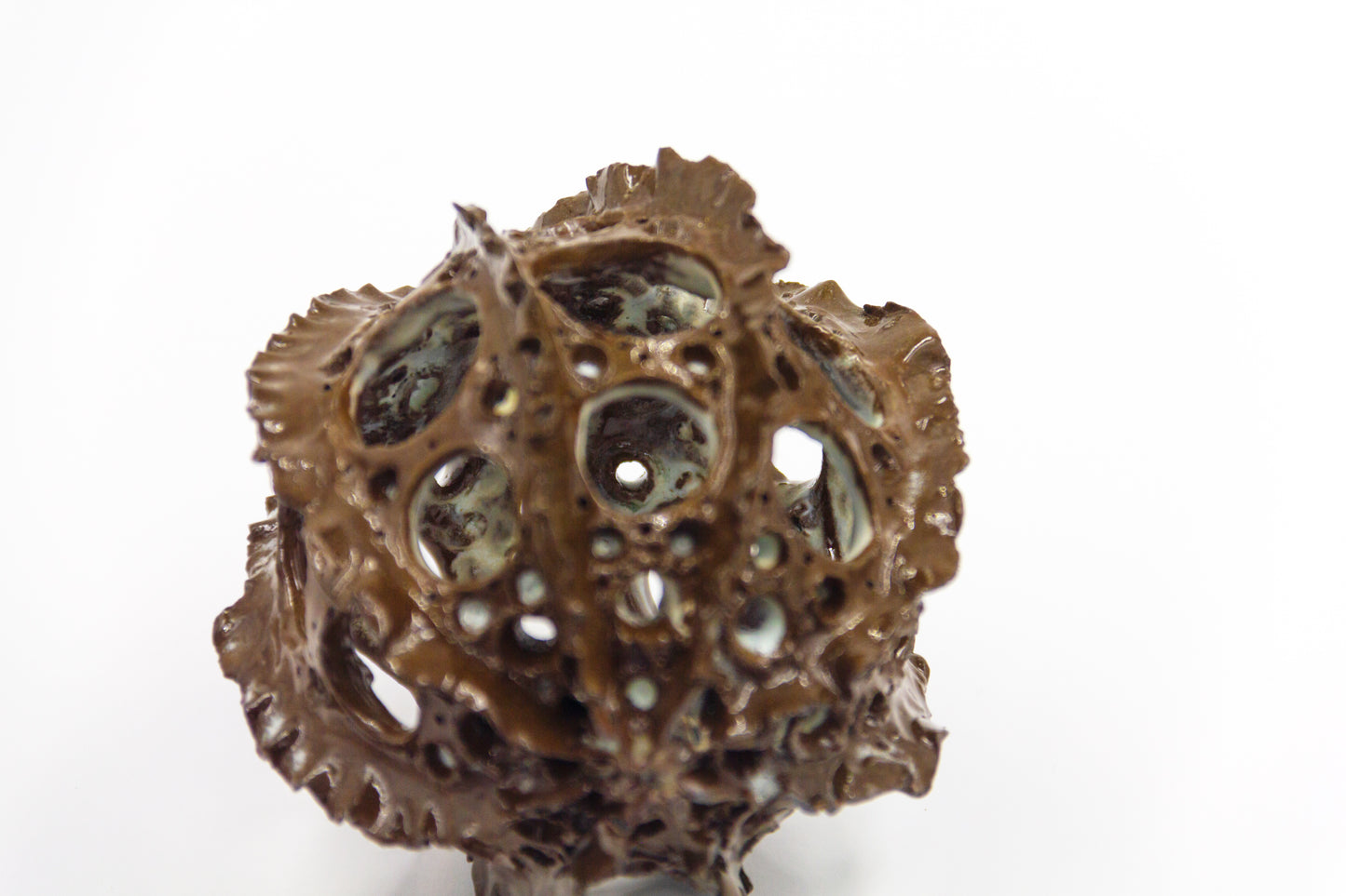 Rzezba dekoracyjna ażurowa w brązowym kolorze