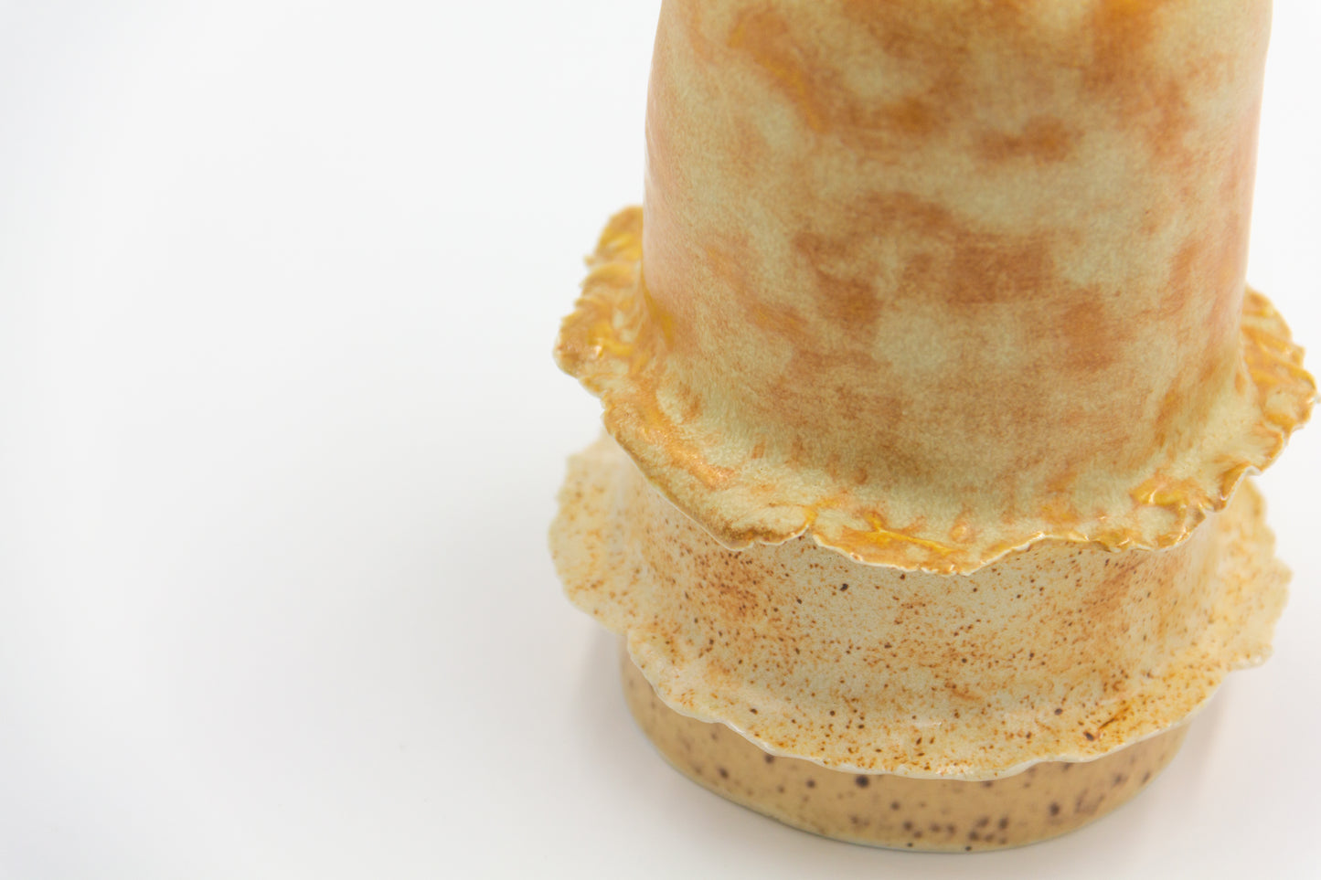 Butelka ceramiczna w beżowo-pomarańczowym kolorze