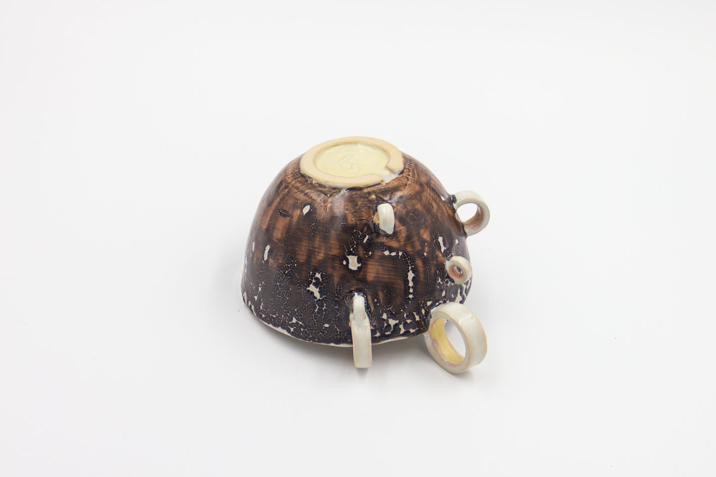 Kubek ceramiczny w kolorze biało-brązowym