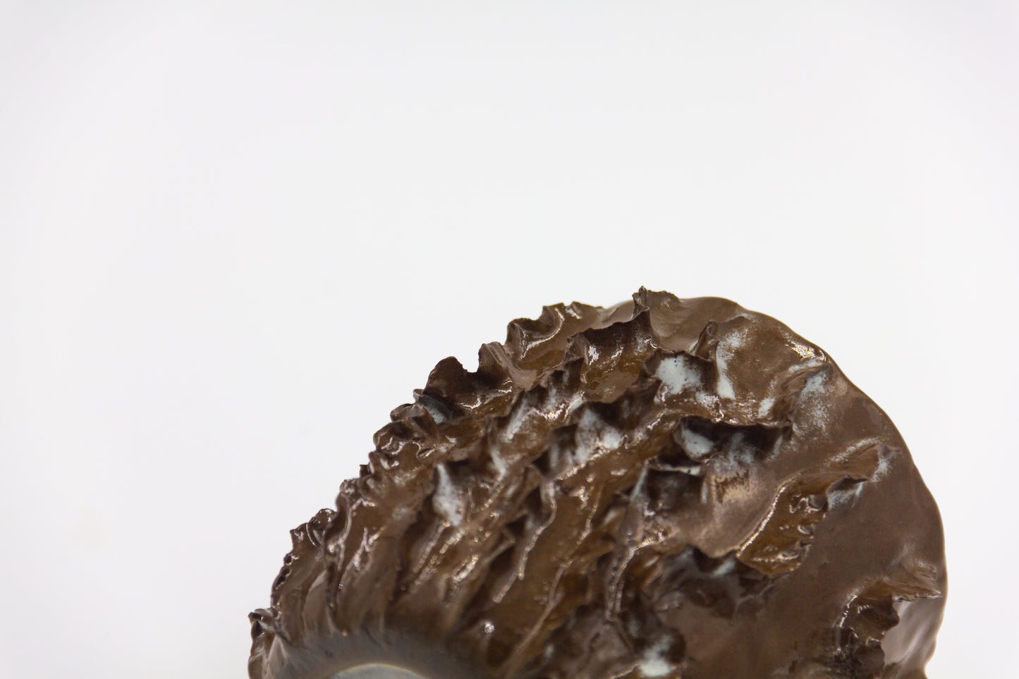 Kubek ceramiczny z falbanami