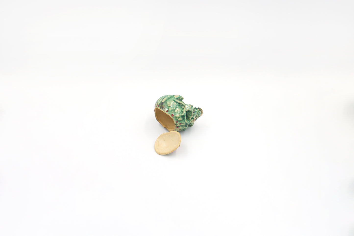 Czaszka-szkatułka w zielono-beżowym kolorze