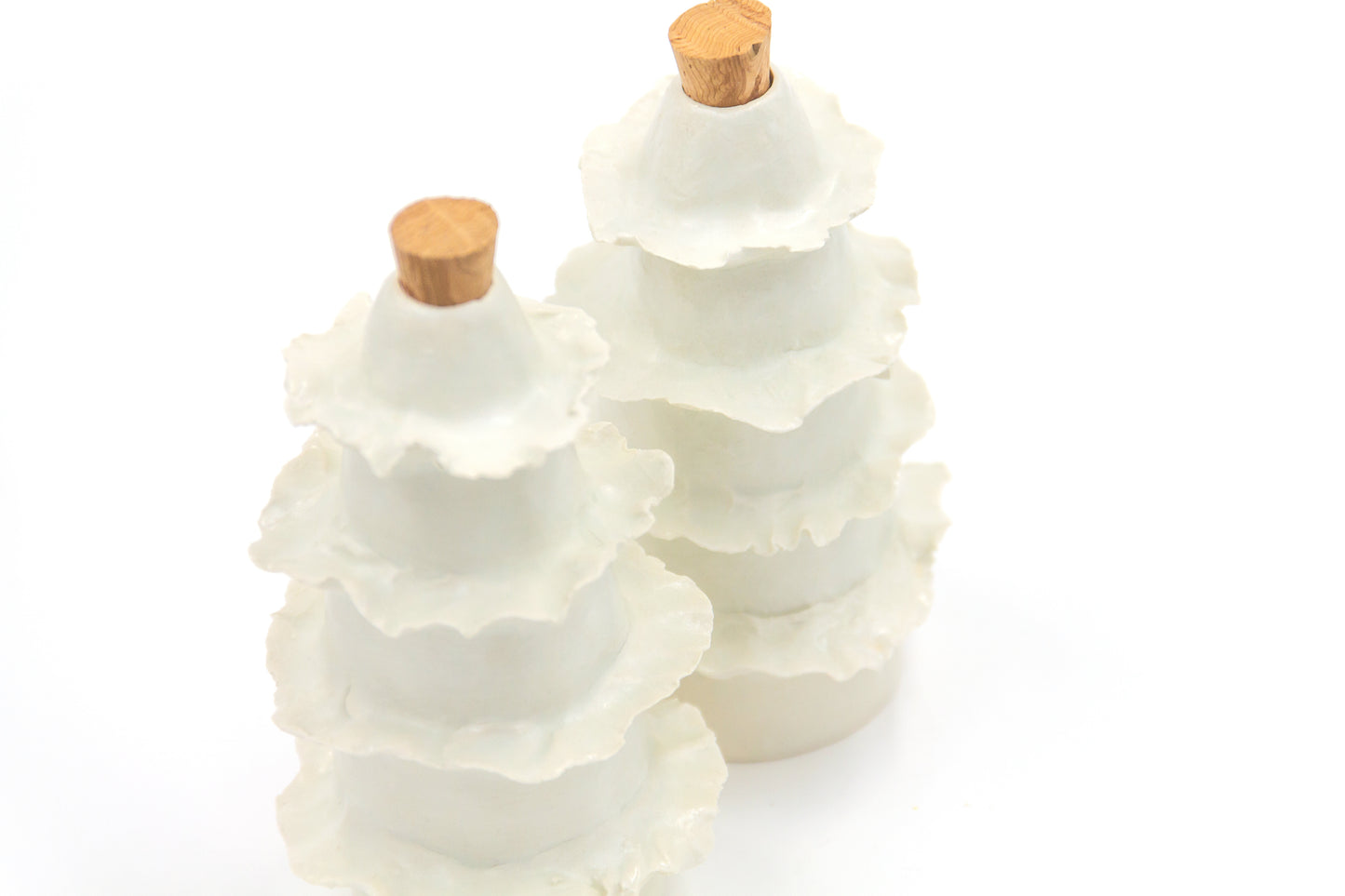 Mała butelka ceramiczna ze wzorem w białym kolorze