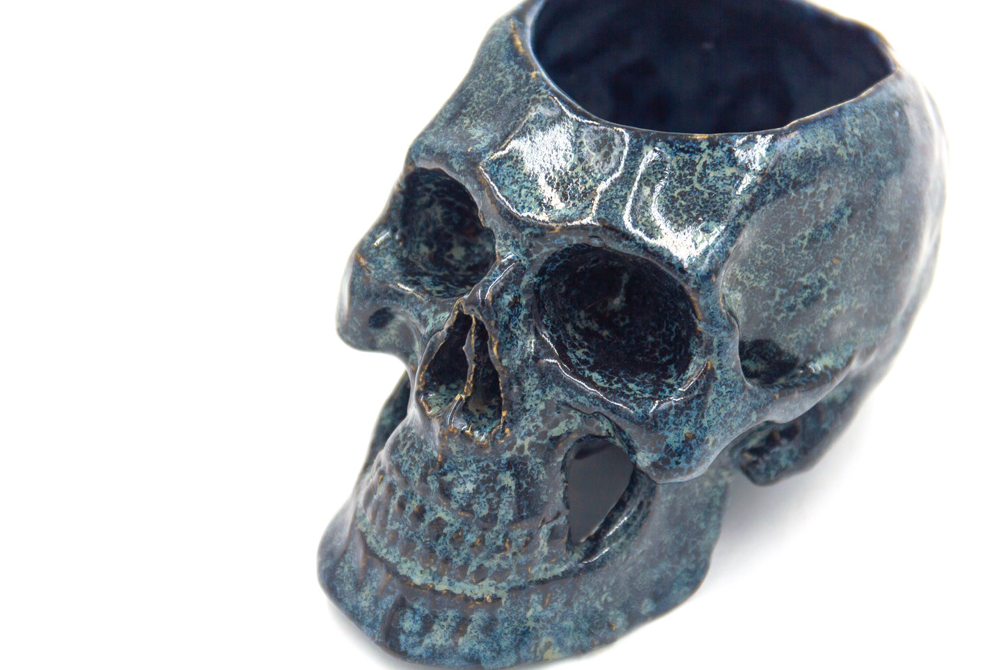 Czaszka-szkatułka w czarno-niebieskim kolorze