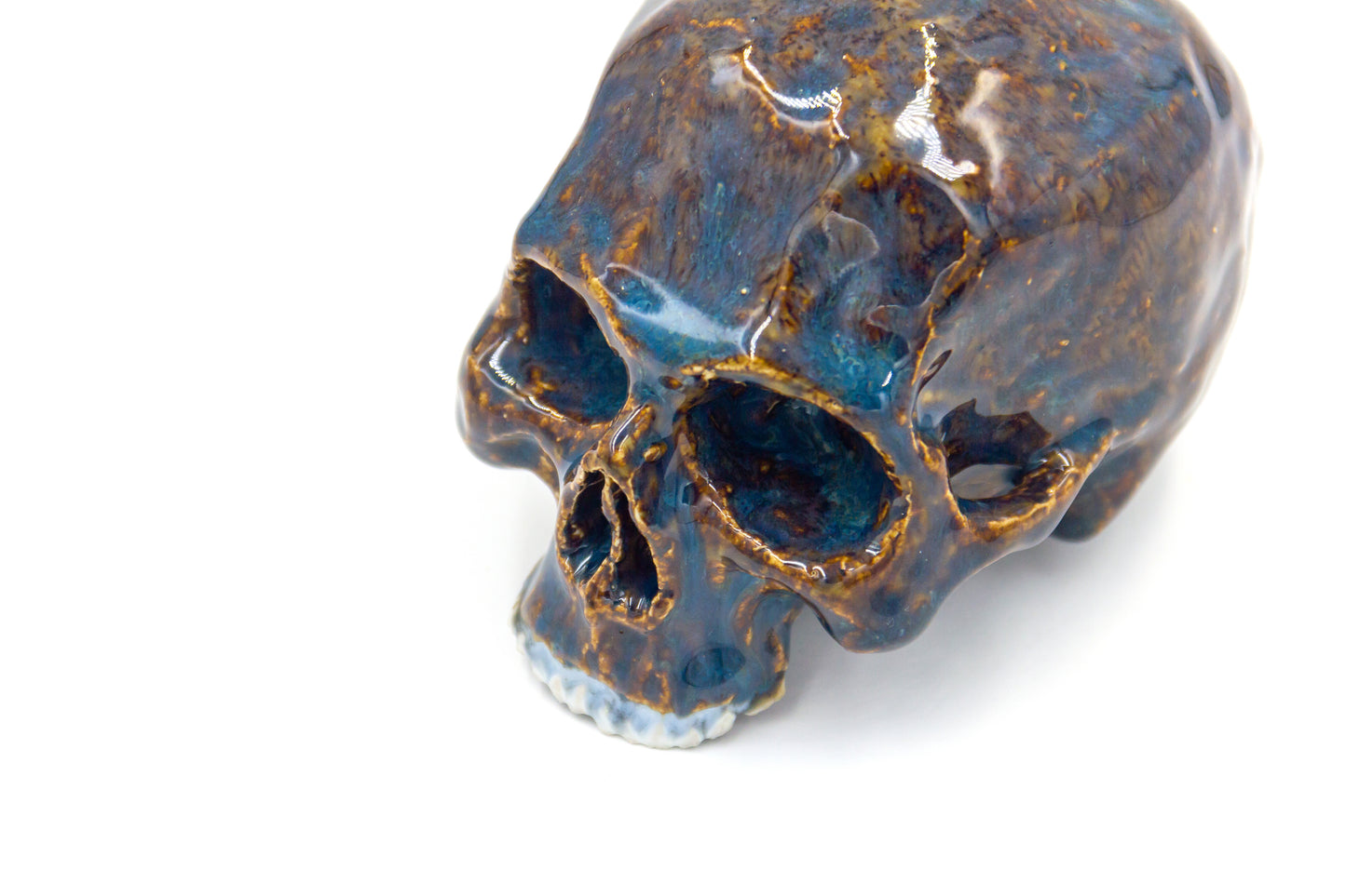 Czaszka ceramiczna w brązowo-niebieskim kolorze