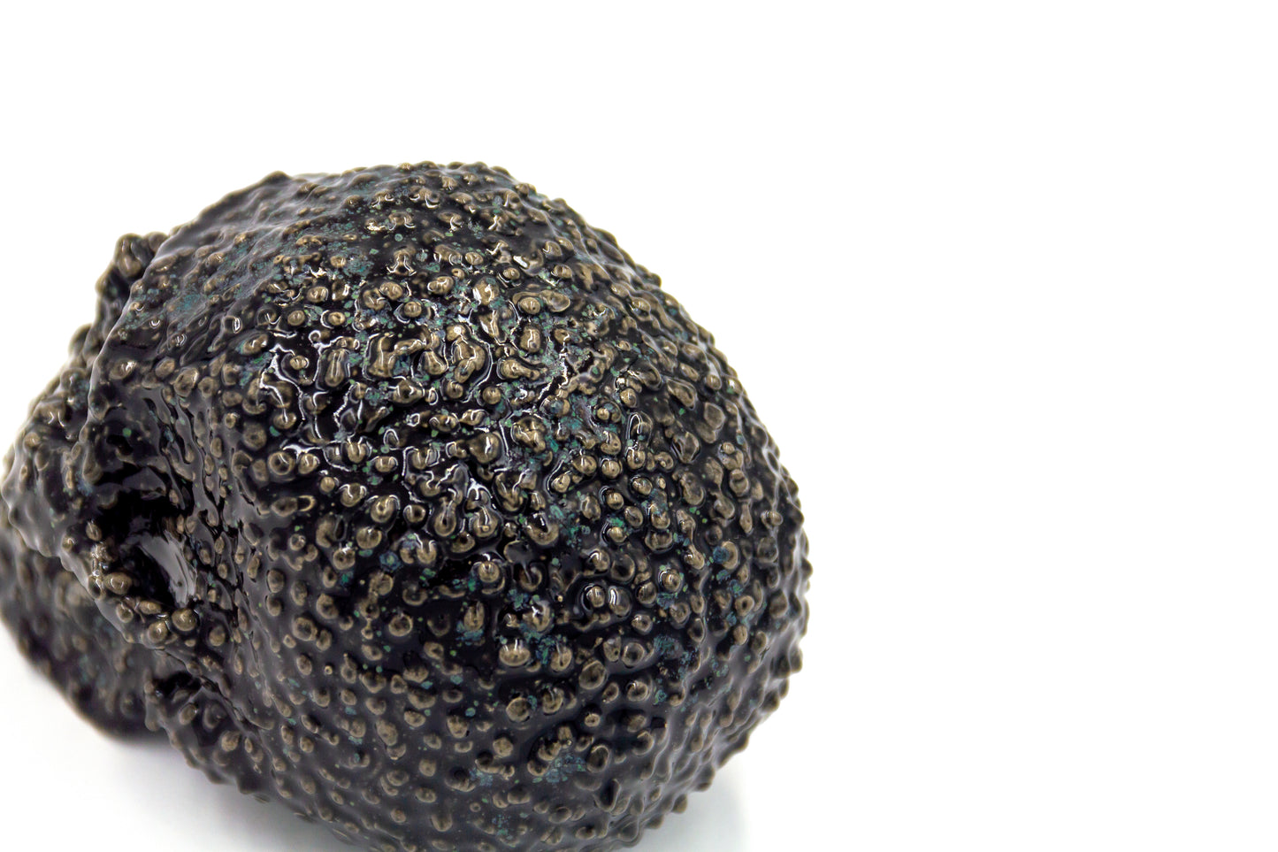 Czaszka ceramiczna ze wzorem w czarno-zielonym kolorze