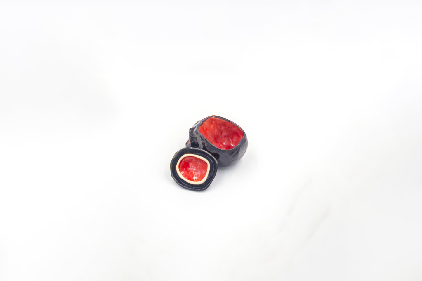 Czaszka-szkatułka ze wzorem w czarno-czerwonym kolorze