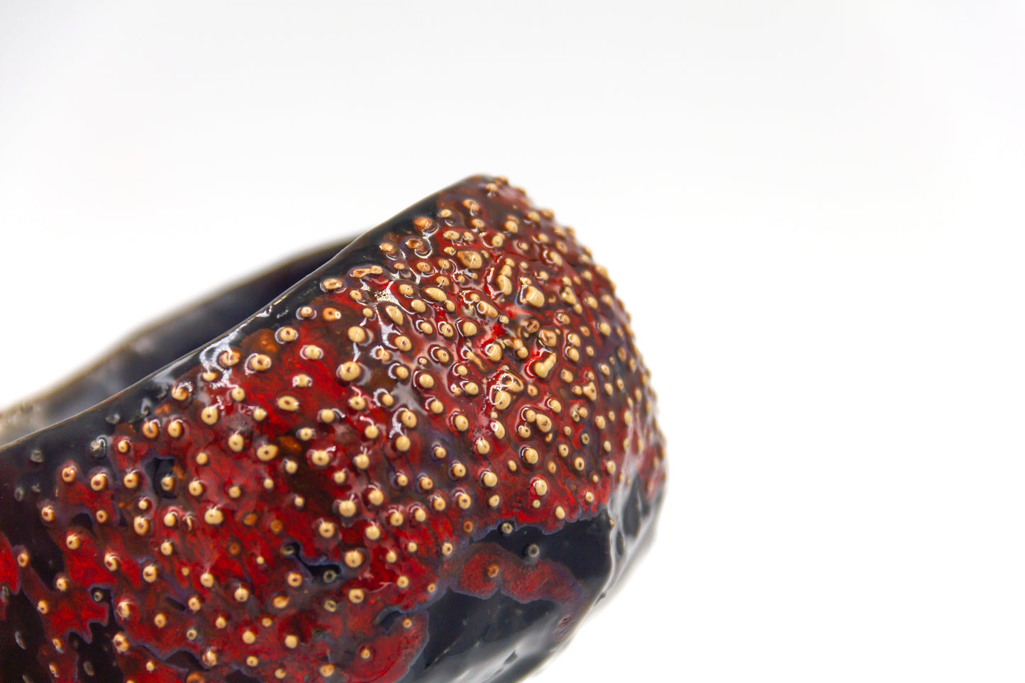 Czaszka-szkatułka w kolorze czarno-czerwonym