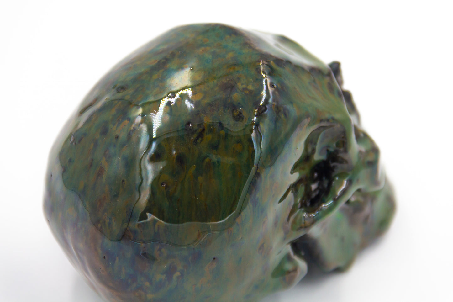 Czaszka ceramiczna w czarno-zielonym kolorze