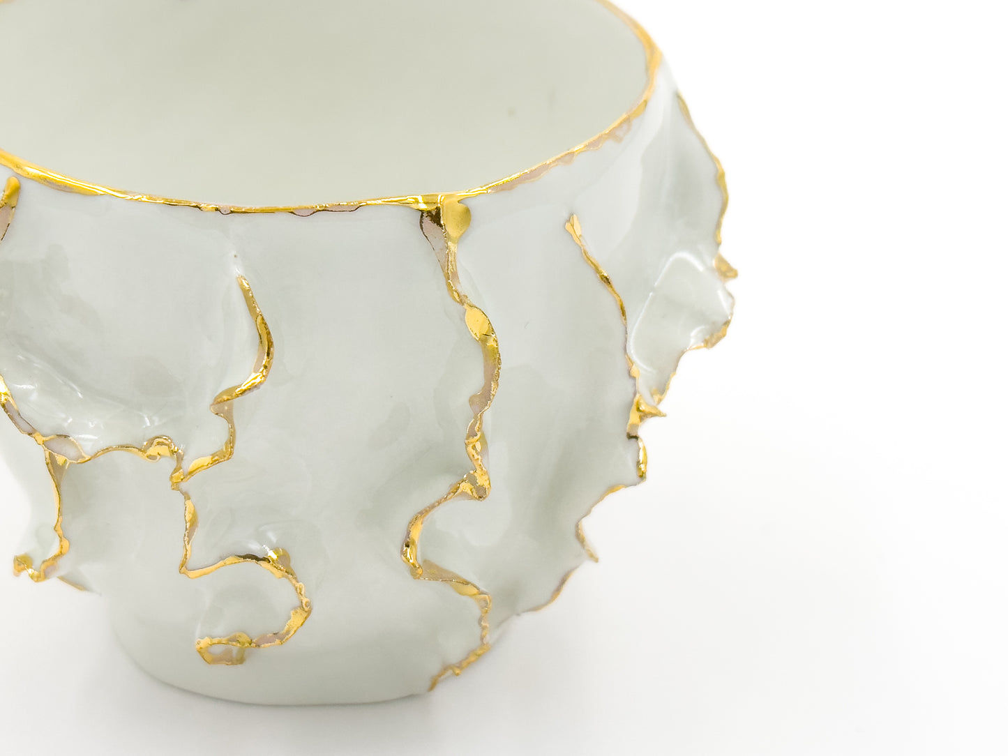 Kubek porcelanowy biały z dekorem oraz złoceniem