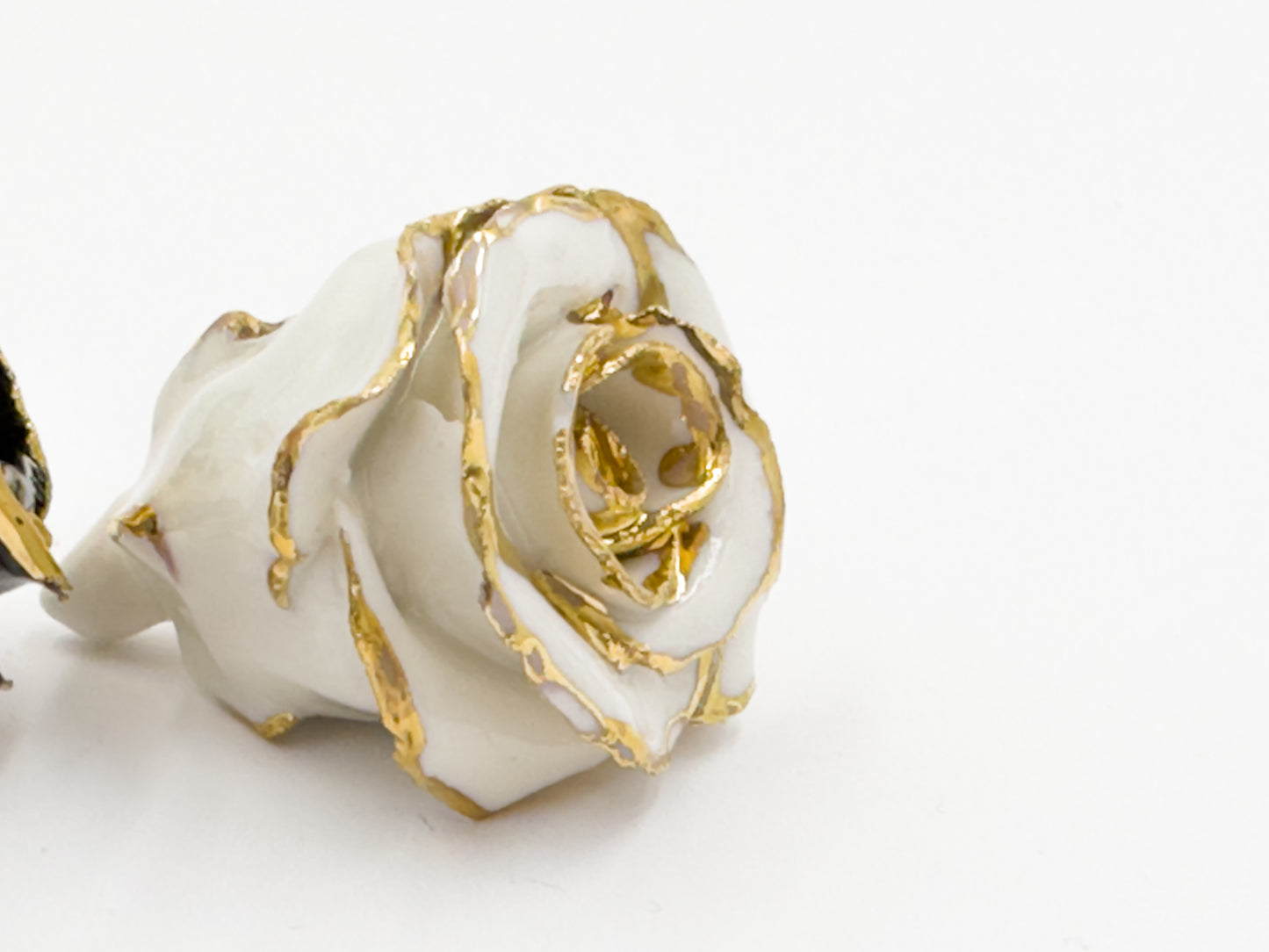 Róże porcelanowe ze złoceniem w czarnym i białym kolorach