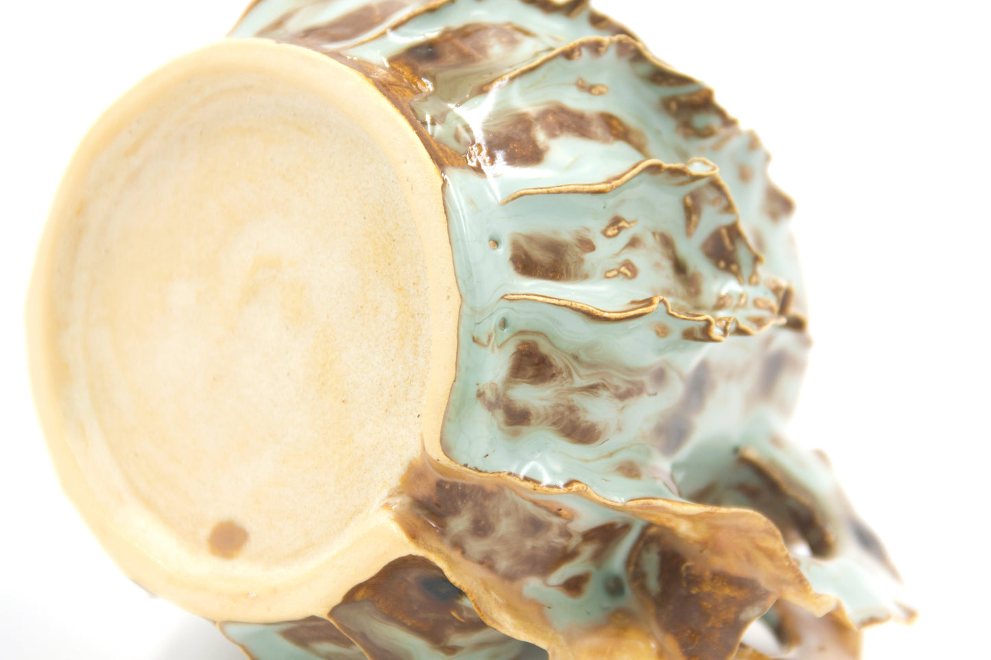 Kubek ceramiczny w kolorze beżowo-brązowym