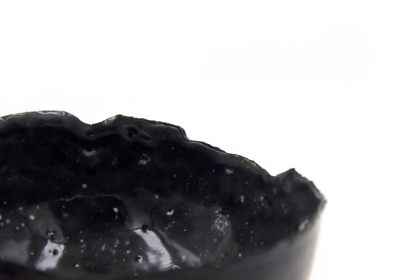 Średnia miska porcelanowa w czarnym kolorze z białymi kropkami