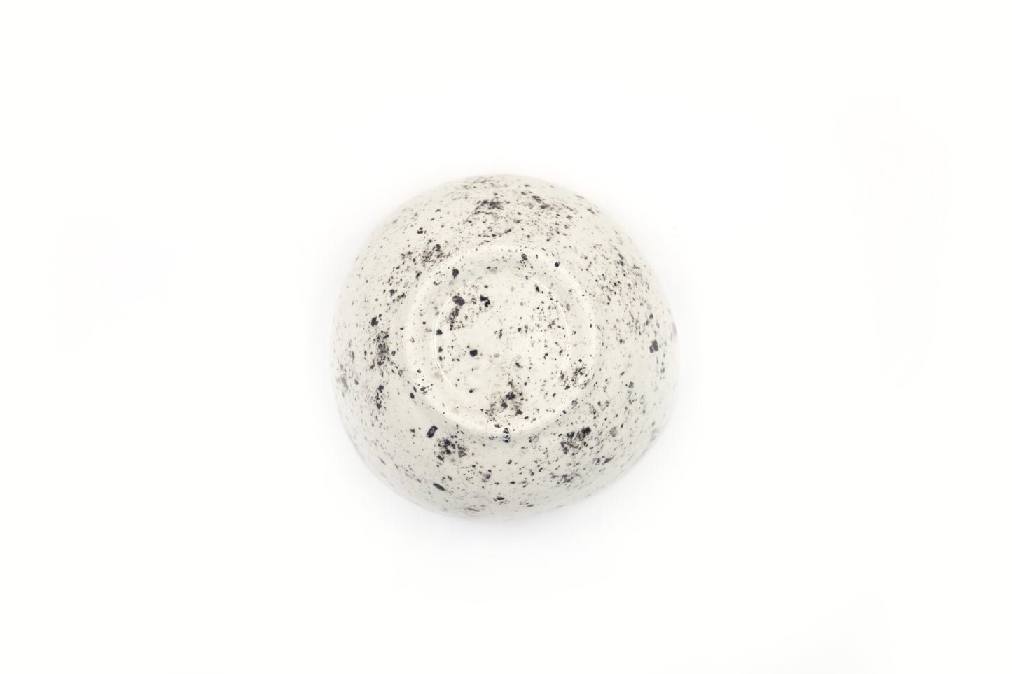 Średnia miska porcelanowa w białym kolorze z czarnymi kropkami