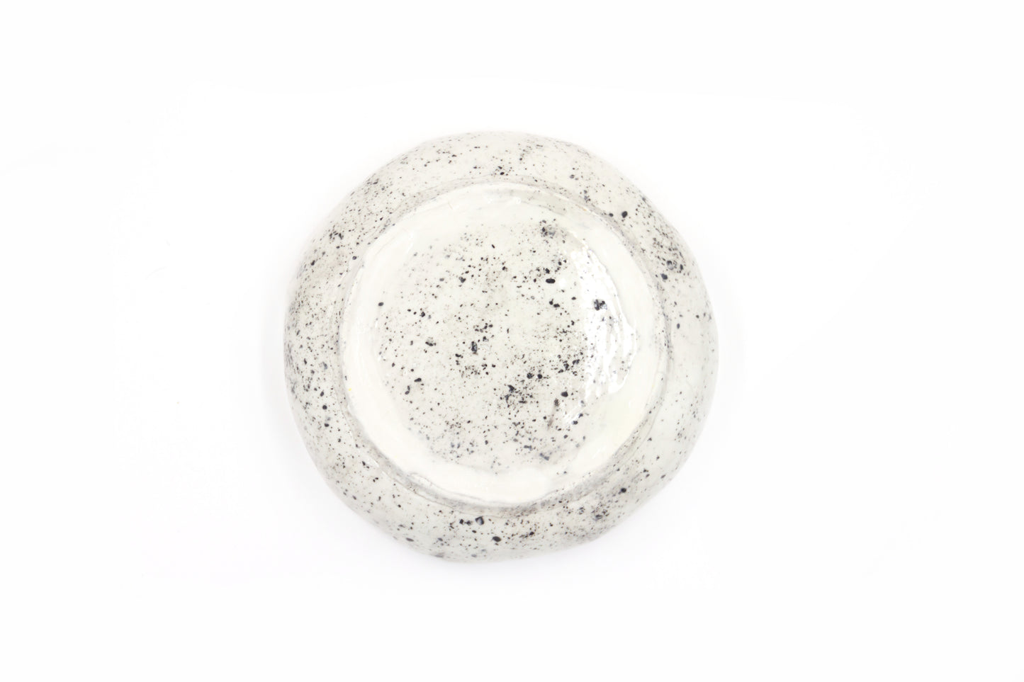 Duża miska porcelanowa w białym kolorze z czarnymi kropkami