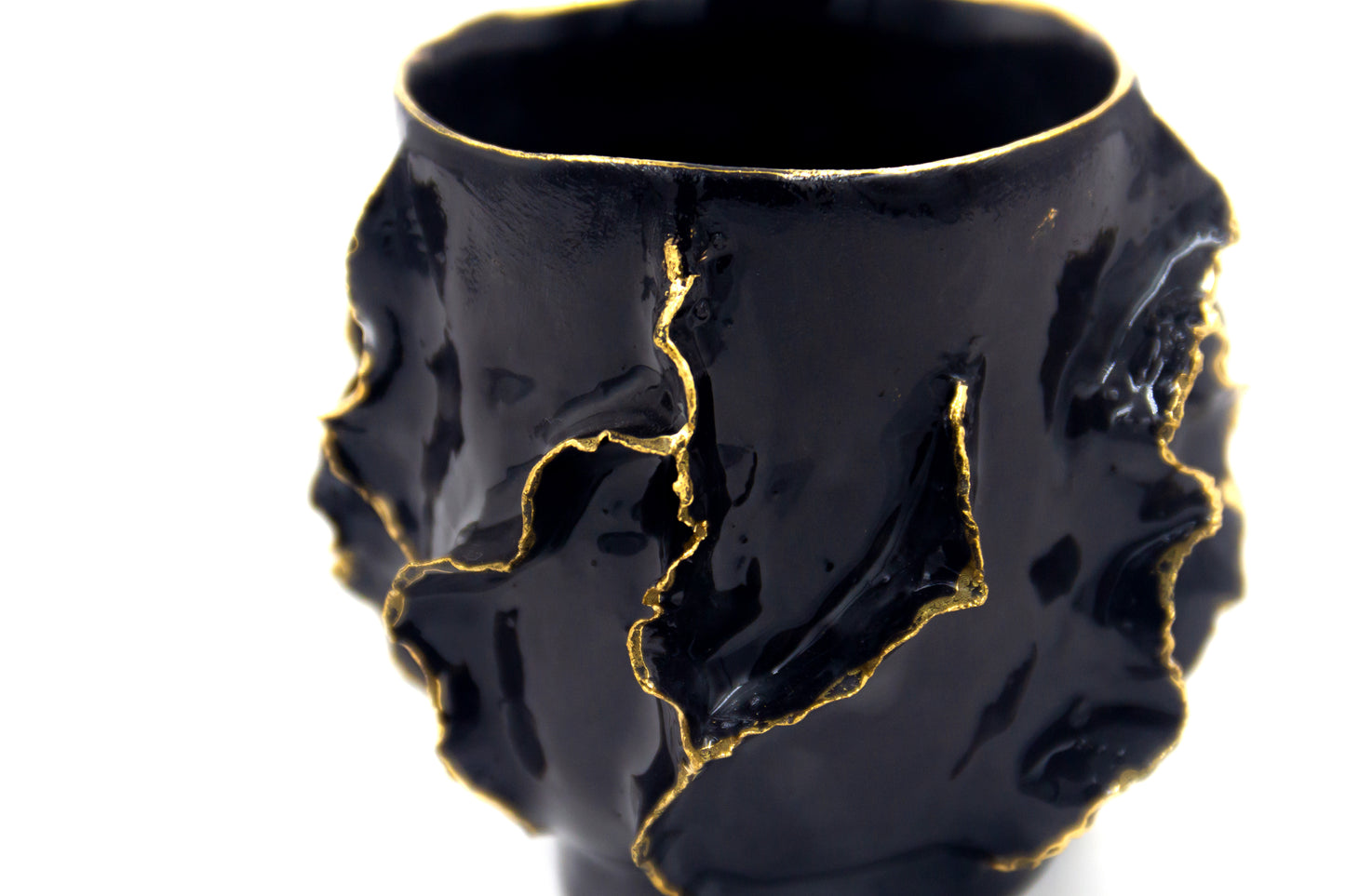 Mała czarka porcelanowa w kolorze czarnym ze złoceniem