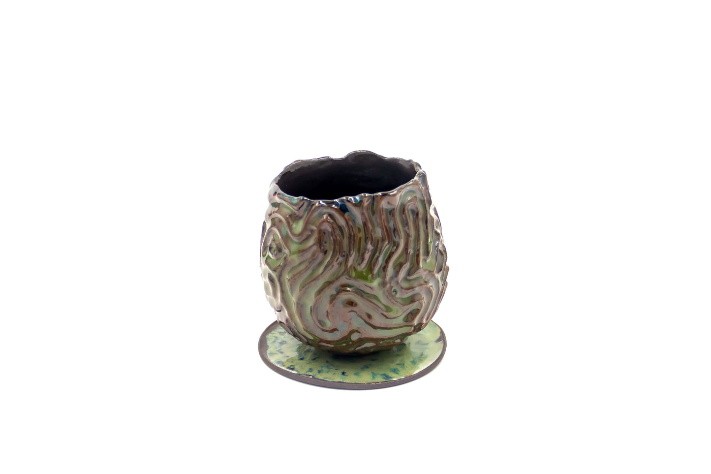 Czarka ceramiczna w kolorze zielono-brązowym ze spodkiem