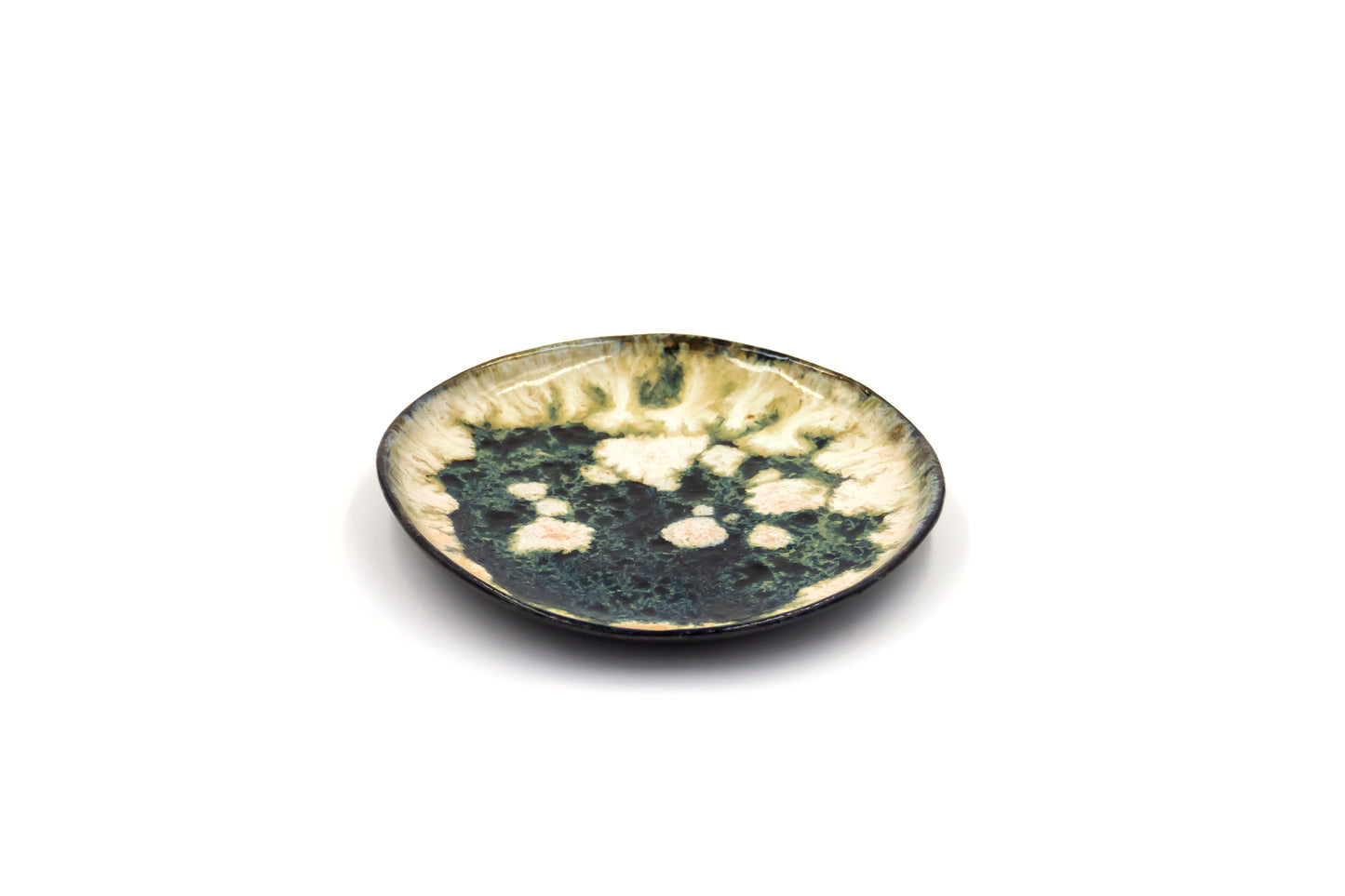 Talerz ceramiczny w kolorze beżowo-czarnym