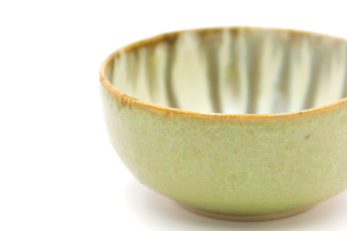 Miska ceramiczna w kolorze zielono-beżowym