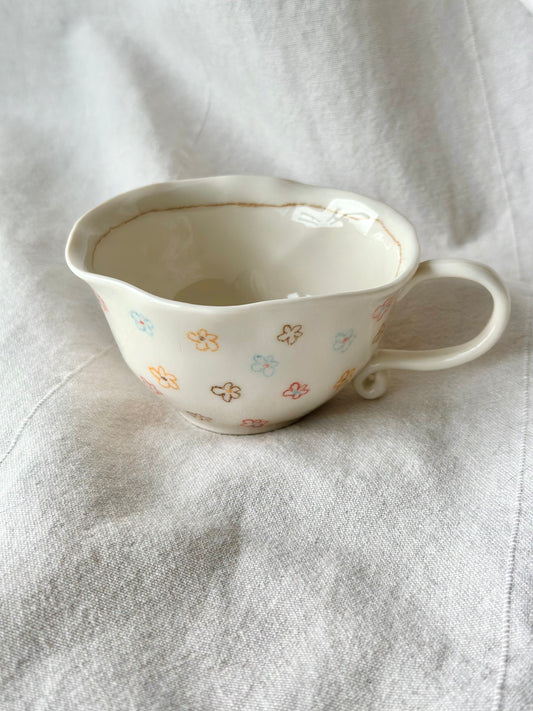 Filiżanka porcelanowa w kolorowe kwiatki