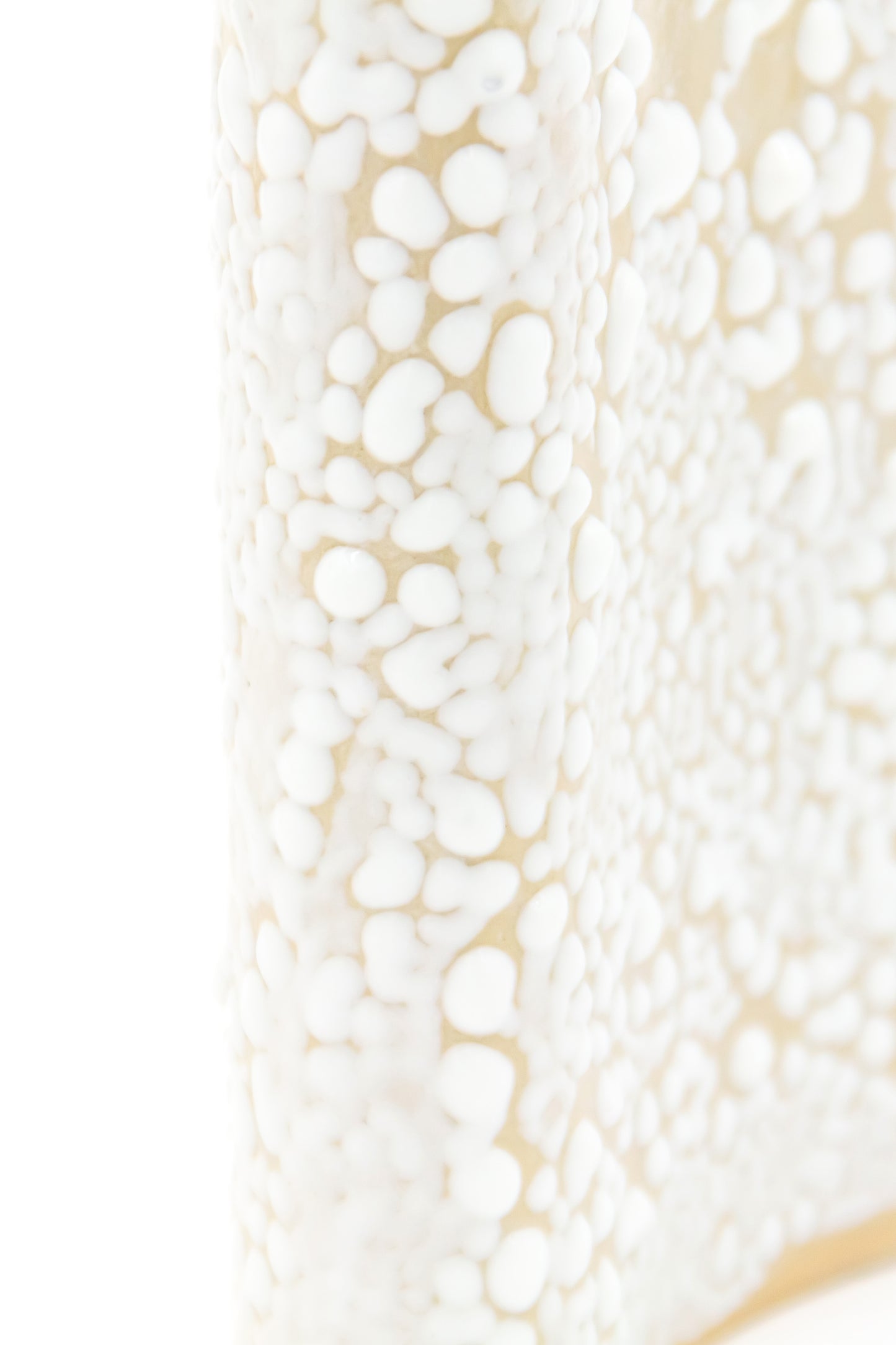 Karafka ceramiczna w kolorze biało-beżowym