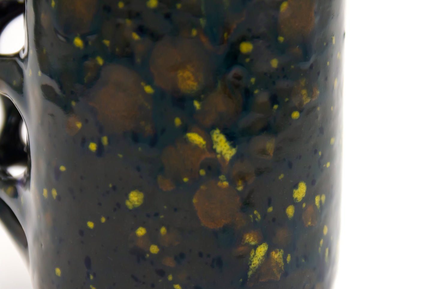Kubek ceramiczny w kolorze czarno-brązowym z kropkami