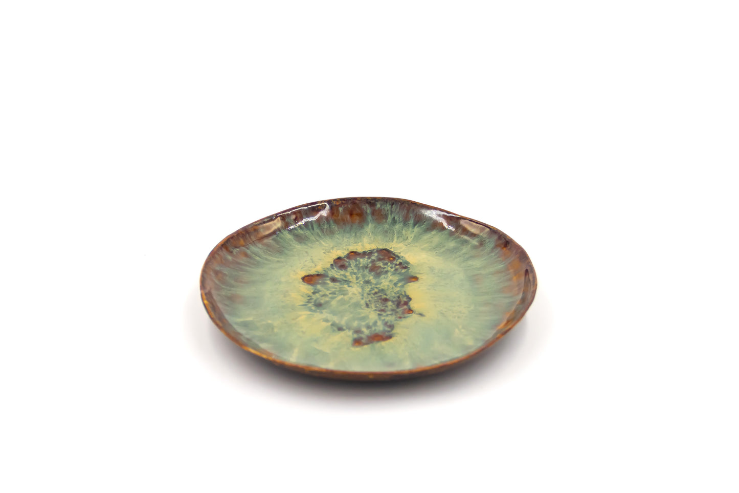 Talerz ceramiczny w kolorze brązowo-zielonym